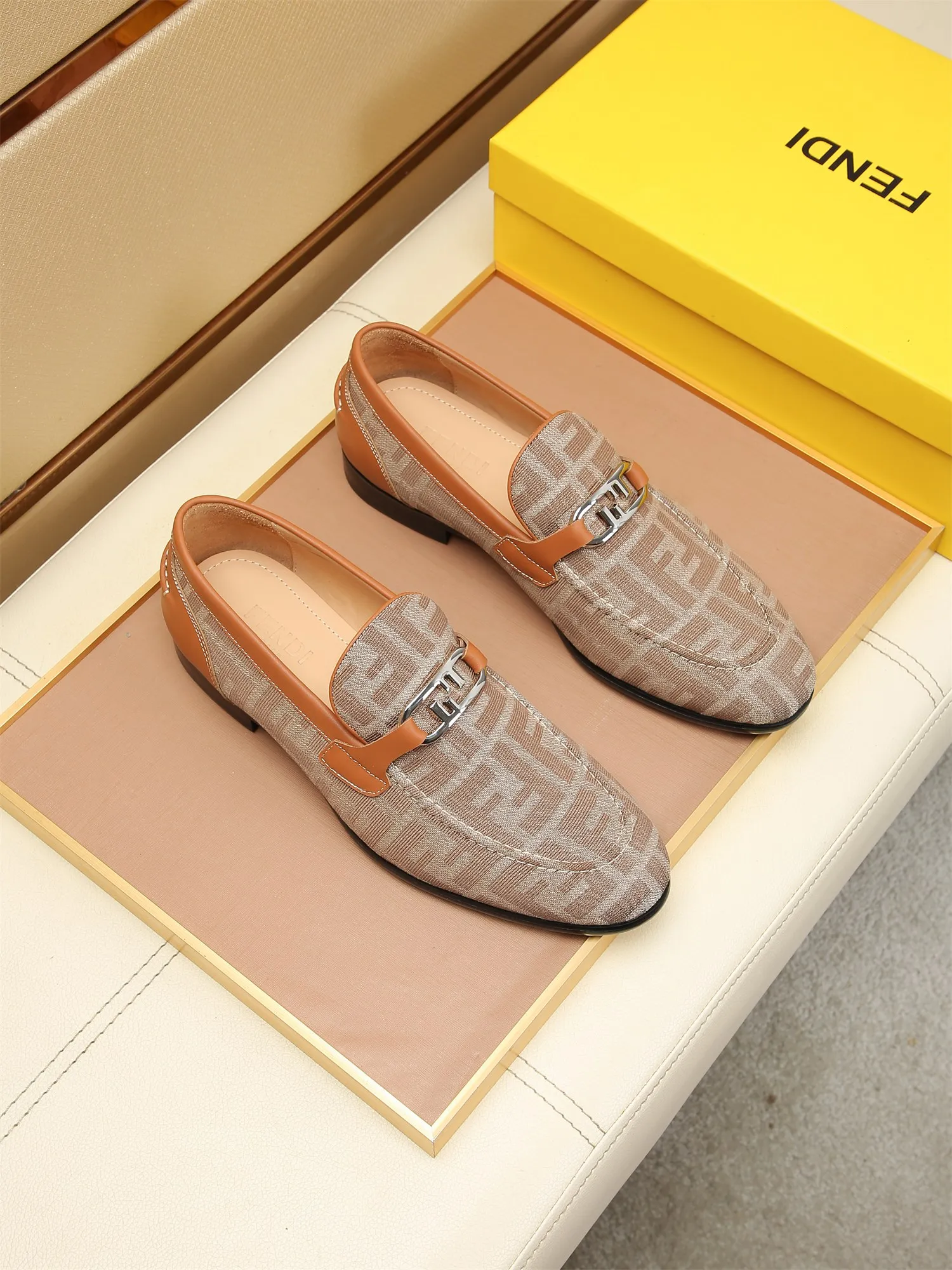 Men's shoes💰460 🕷🕷【FENDI】The latest men's formal leather shoes🇨🇳Classic series not to be missed💯The first layer is made of imported first-layer cowhide☘Original quality, the leather is smooth and delicate🎋Awesome version, perfect streamlined outline🍇Cowhide lining, size 38-44 (customized at 45.46)...